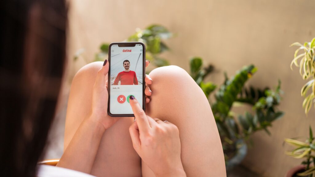 Dating App Advertising: Boost App Growth with Mobile OEM Ads / How mobile OEM advertising can help scale your dating app