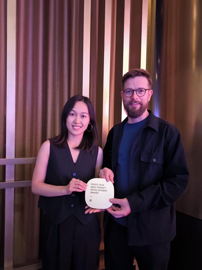 Xiaomi MiAds partner AVOW team holding 2025 award at MAU Vegas